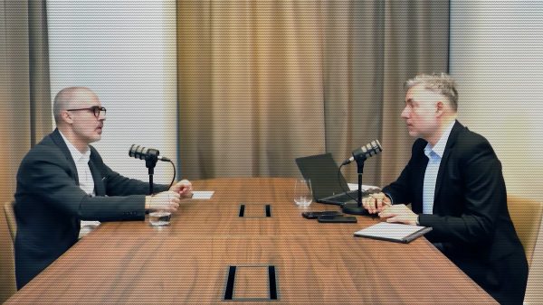 Doi fazani despre apocalipsa binomului AI + rețele sociale Post